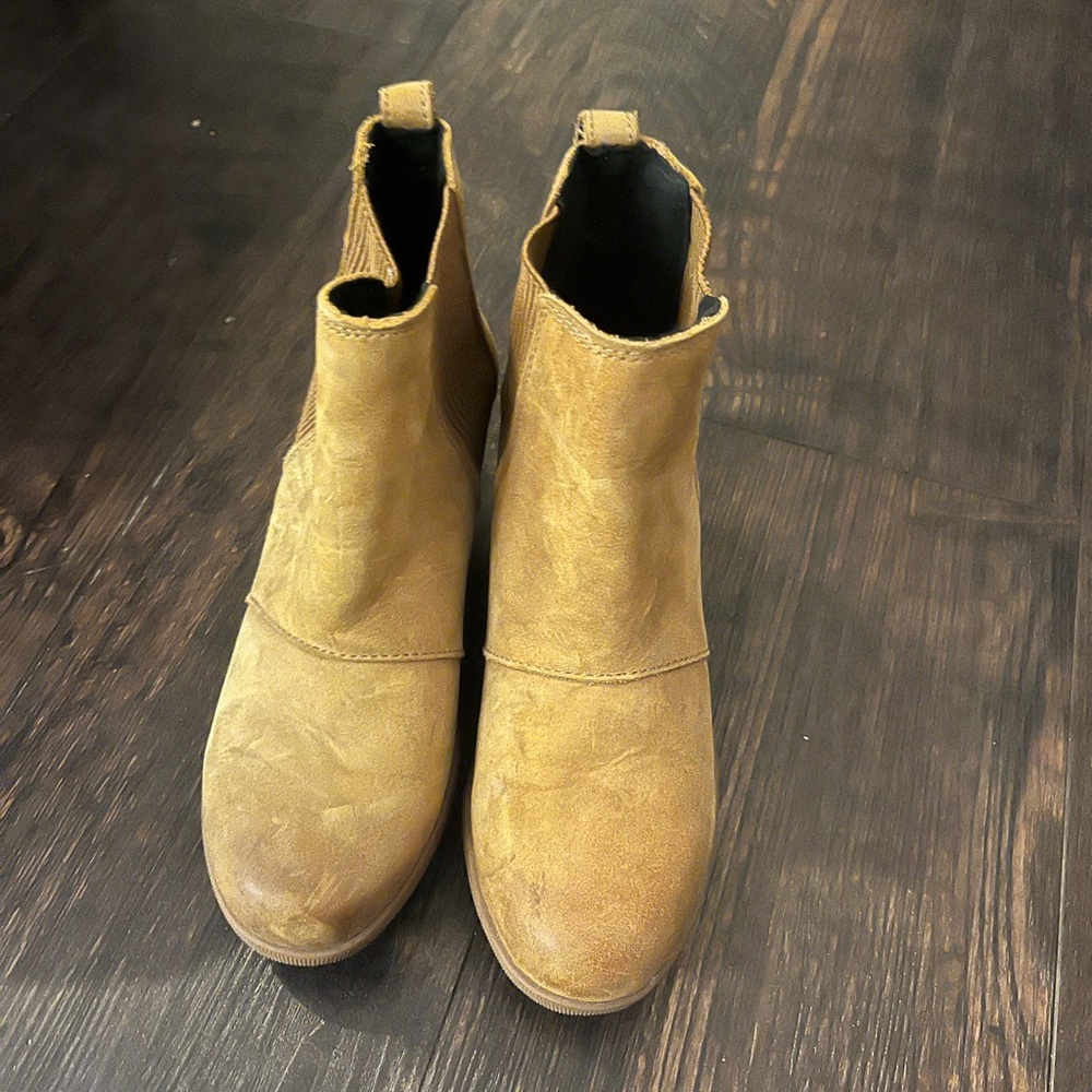 Chic Tan Leather Ankle Boots